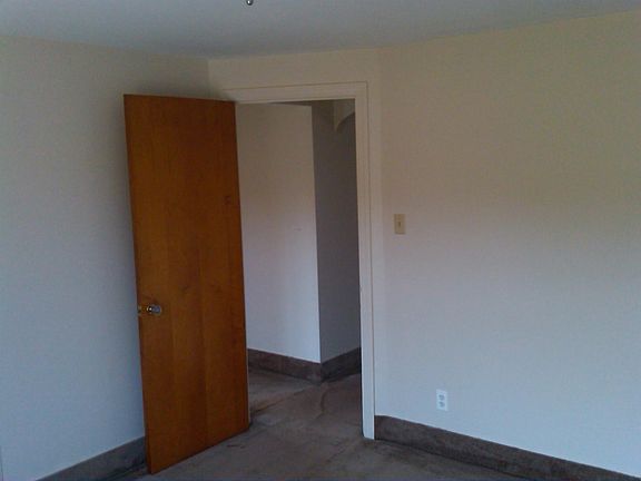 3rd image of 129 Parkside Ct