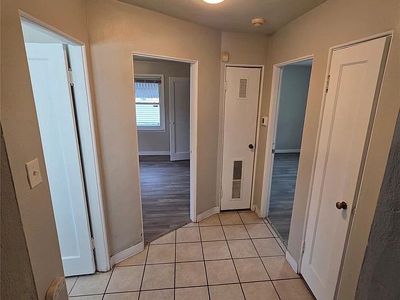 5th image of 9828 Lorna Ln