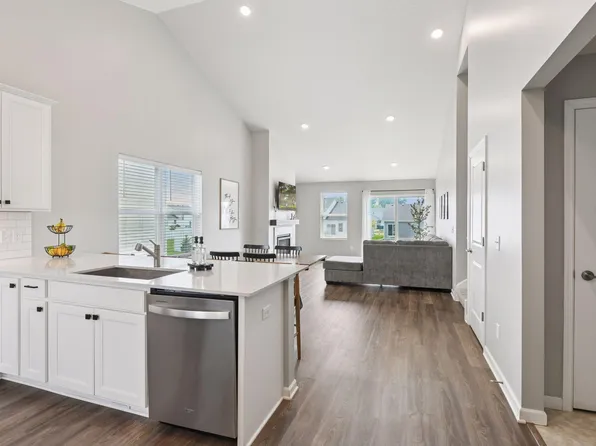 1083 Meadow Ln, Waconia, MN 55387