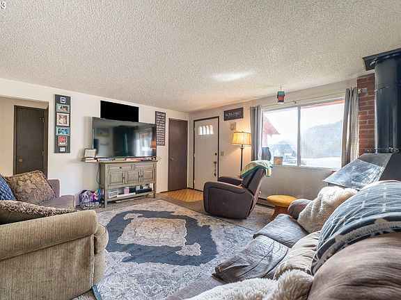5th image of 705 SE Meadowlark Ave