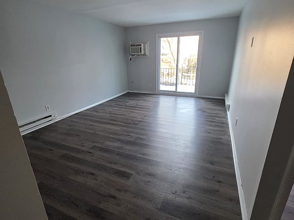 4th image of 925 E 21st St #21