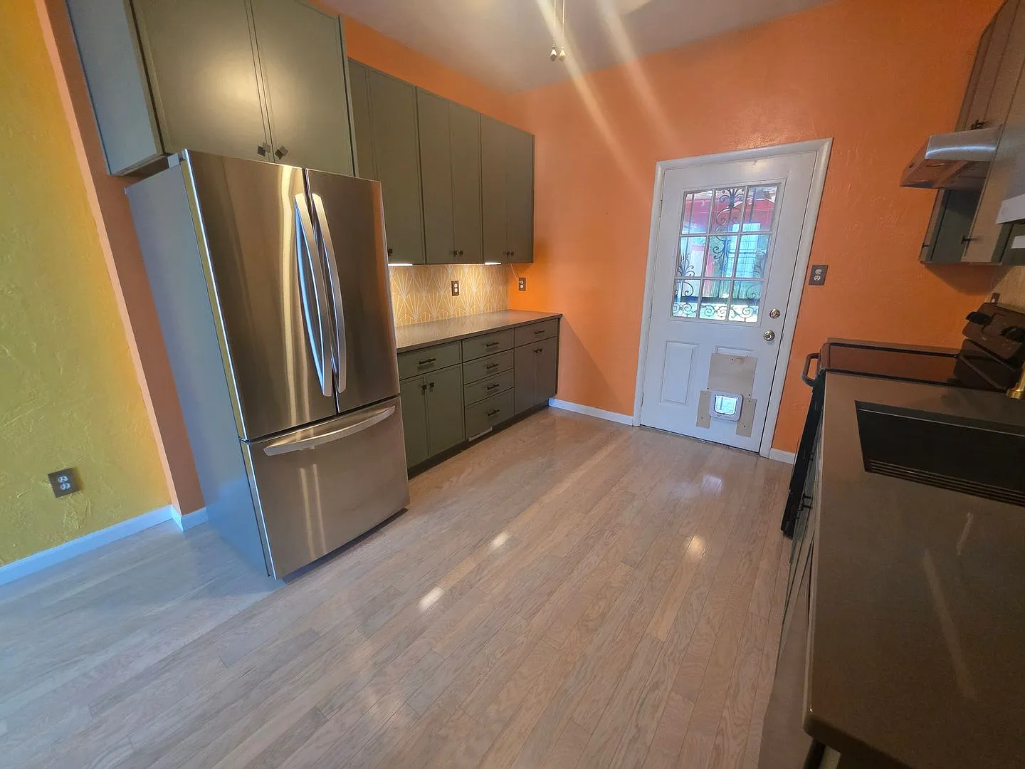Updated South Side townhome with a private fenced backyard and walkable location. — Photo 3