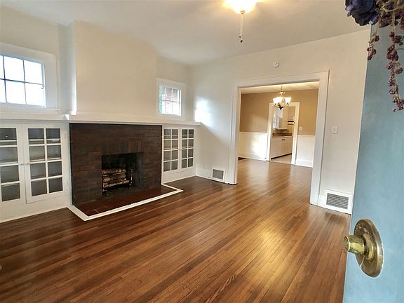 3rd image of 1500 Akin Dr