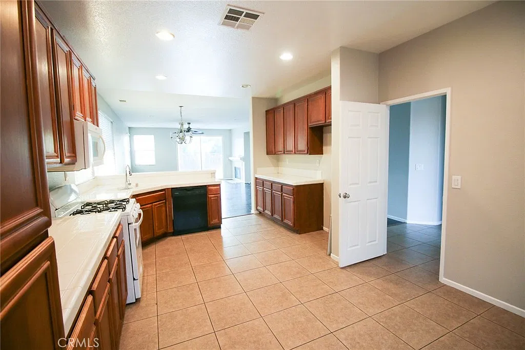 5 bed, 2600 sqft, $3,195 — Photo 4