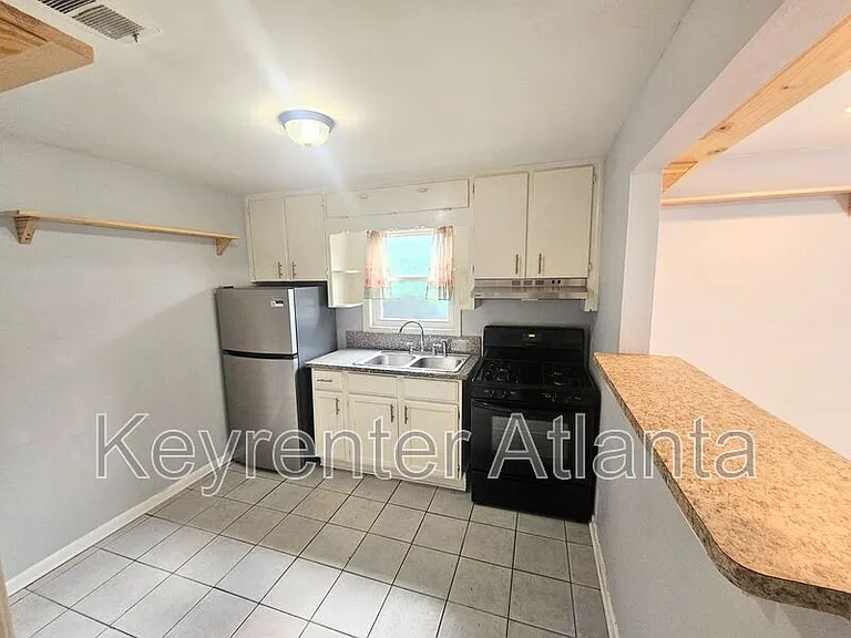 1155 United Ave SE #C — Photo 6