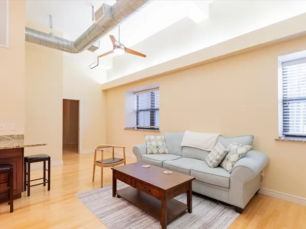 212 N Center St Unit 104, Bloomington, IL 61701