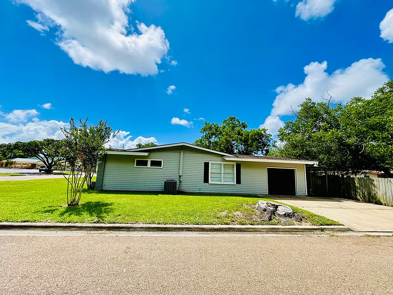 3109 Redwood Dr — Photo 2
