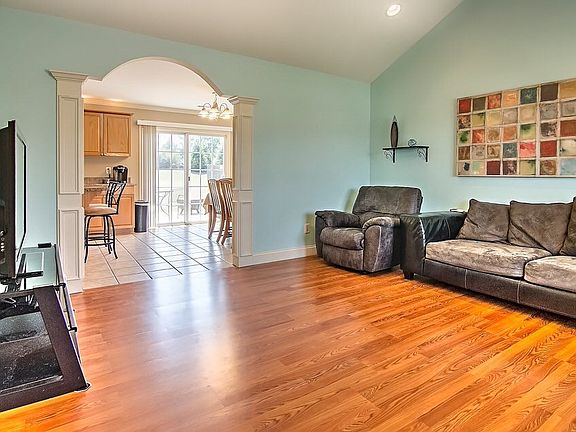 5th image of 216 Metcalf Ct