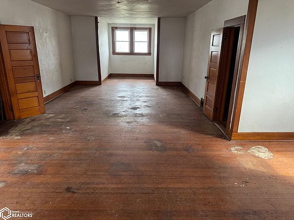 3rd image of 814 Armory Ave