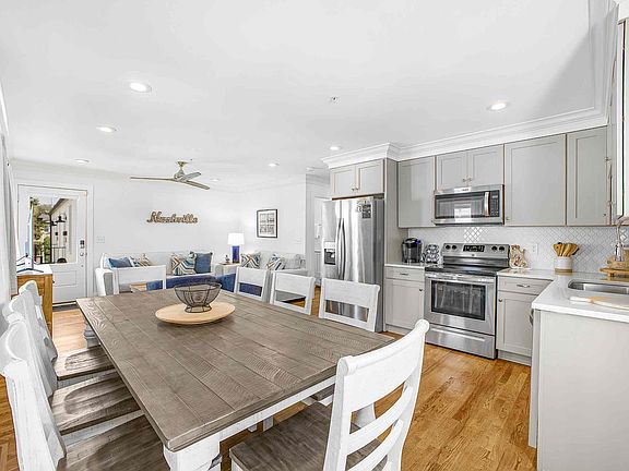 3rd image of 1021 17th Ave S #C