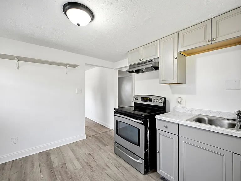 486 Hanley St — Photo 9