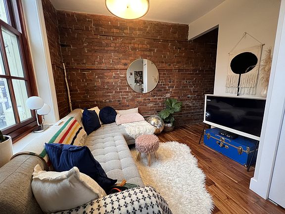 4th image of 304-85 King St E #304
