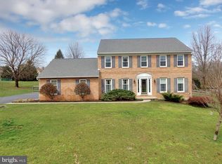 16 Pine Ln, Douglassville, PA 19518