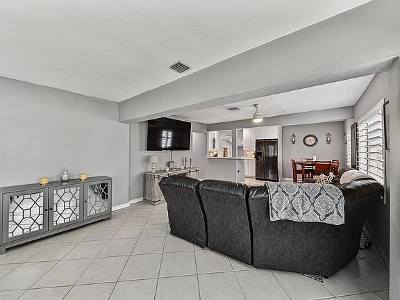 4th image of 800 SW 19TH Street