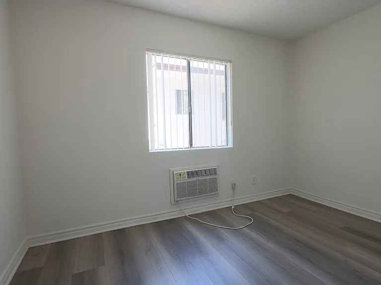 943 Elden Ave — Photo 8