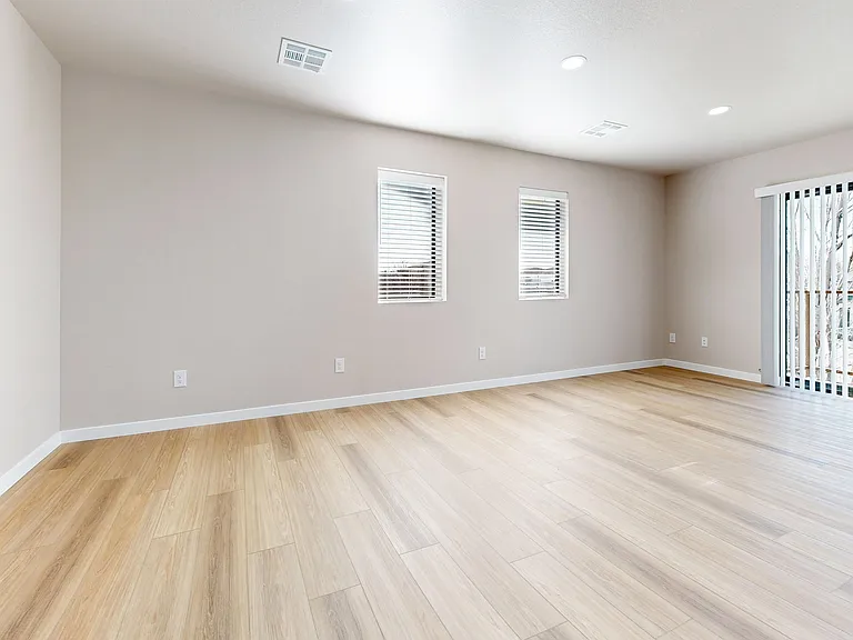 1027 Eagle Dr — Photo 4