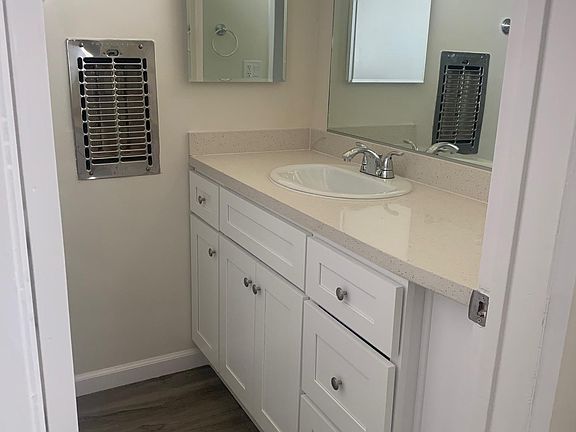 4th image of 13855 Oxnard St #30