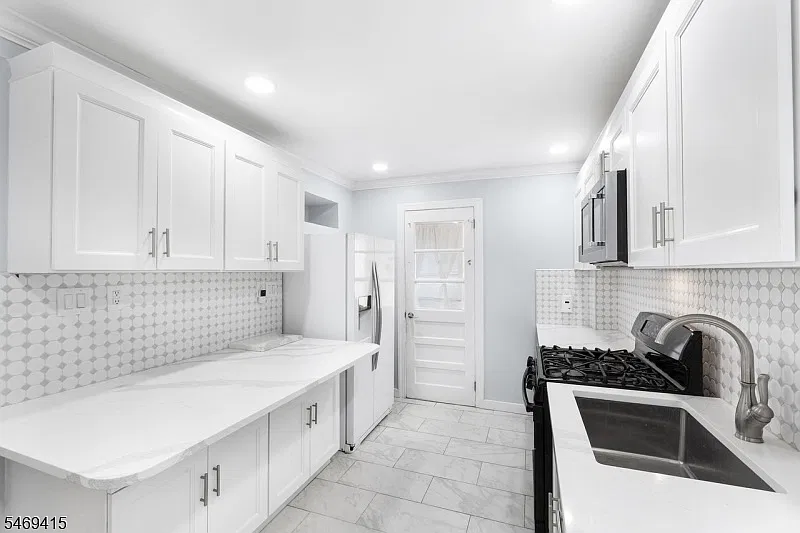 3 bed, 1.0 bath, $2,950 — Photo 3