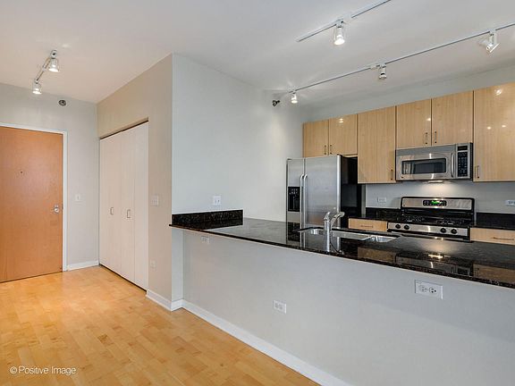 4th image of 330 W Grand Ave APT 1903