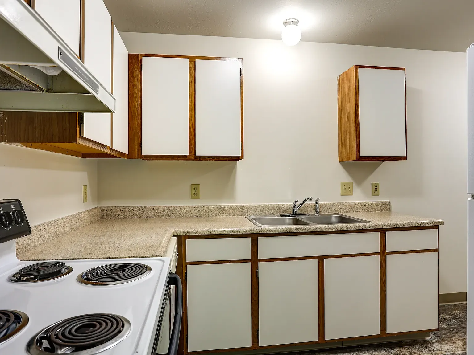 Woodfield & Arlington Apartments — Photo 2