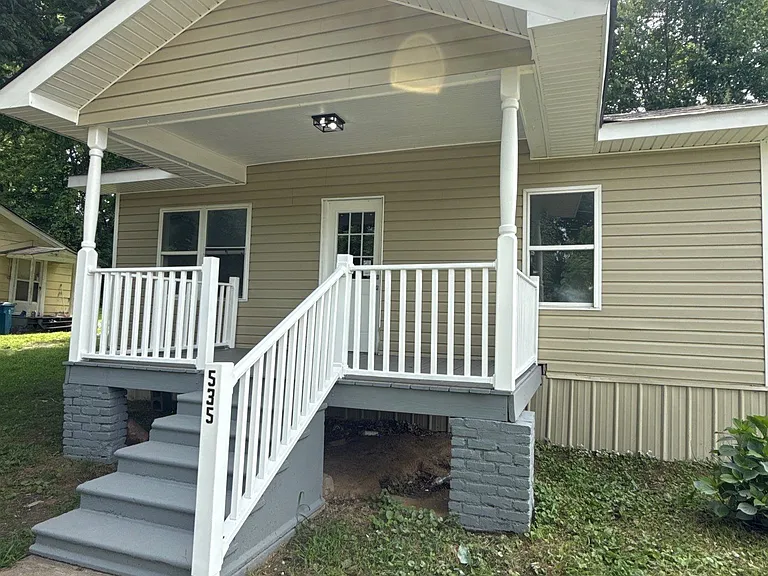 535 N College St — Photo 2