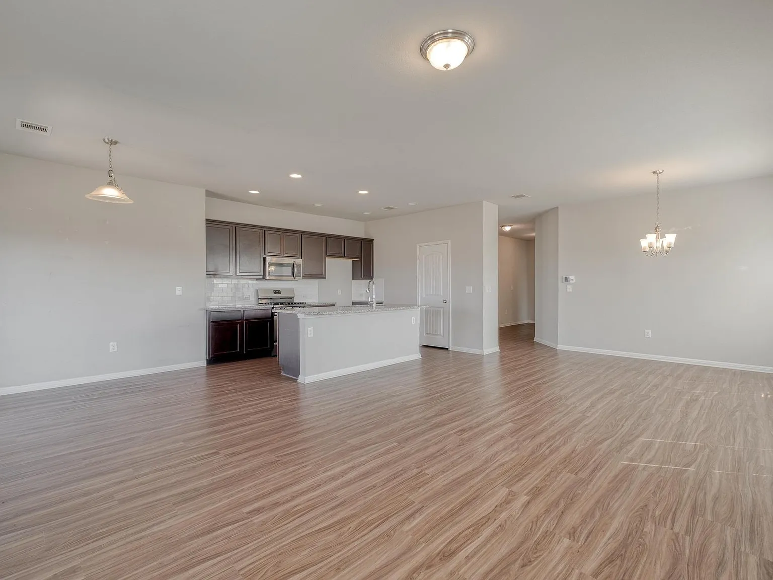 4 bed, 2.0 bath, 1730 sqft, $2,100 — Photo 4
