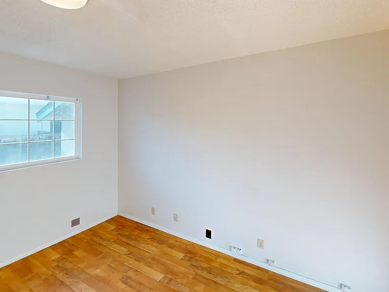 4728 Nelson St — Photo 2
