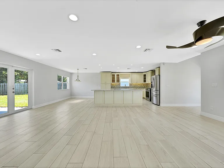 2388 E Edgewater Dr — Photo 5