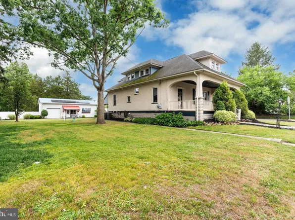 76 Broad St, Elmer, NJ 08318