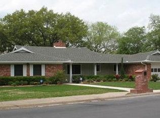 1403 Broadmoor Dr, Bryan, TX 77802