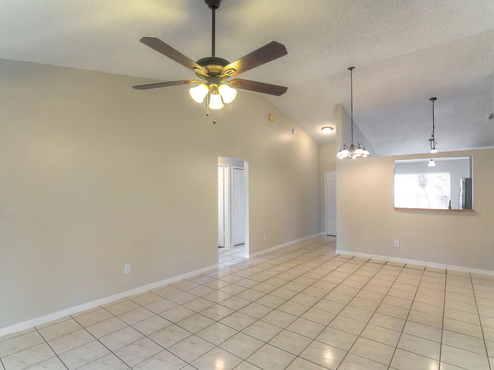 3 bed, 2.0 bath, 1208 sqft, $2,100 — Photo 2