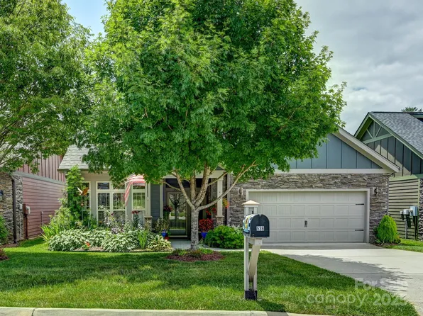 536 Summerfield Pl, Flat Rock, NC 28731