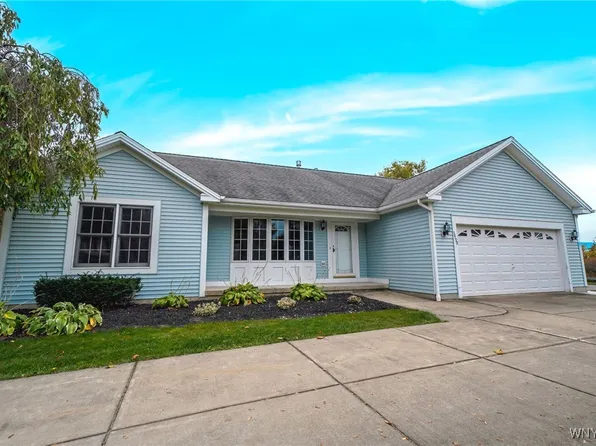 3499 Creekview Dr, Hamburg, NY 14075