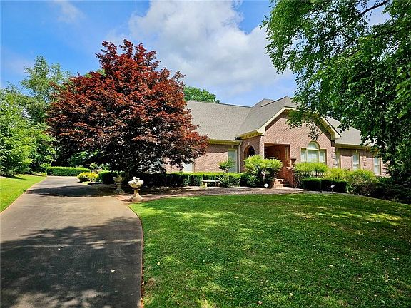 3rd image of 122 Tara Dr