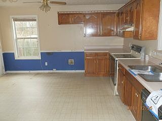 3rd image of 221 Clyde Ave