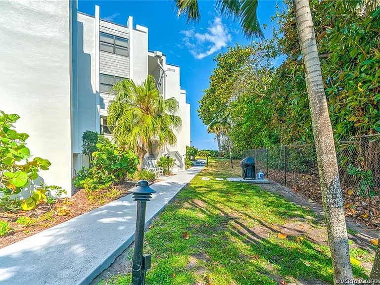 1289 NE Ocean Blvd #6 — Photo 43