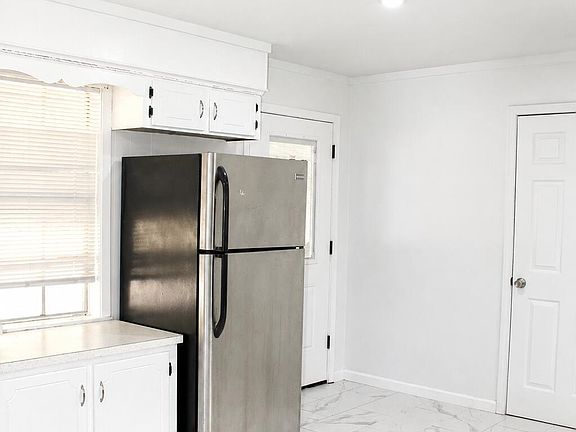 5th image of 1034 Oak Tree Ln