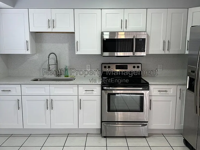 717 SE 9th St #A — Photo 13