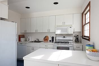 2nd image of 29 Lindbergh St