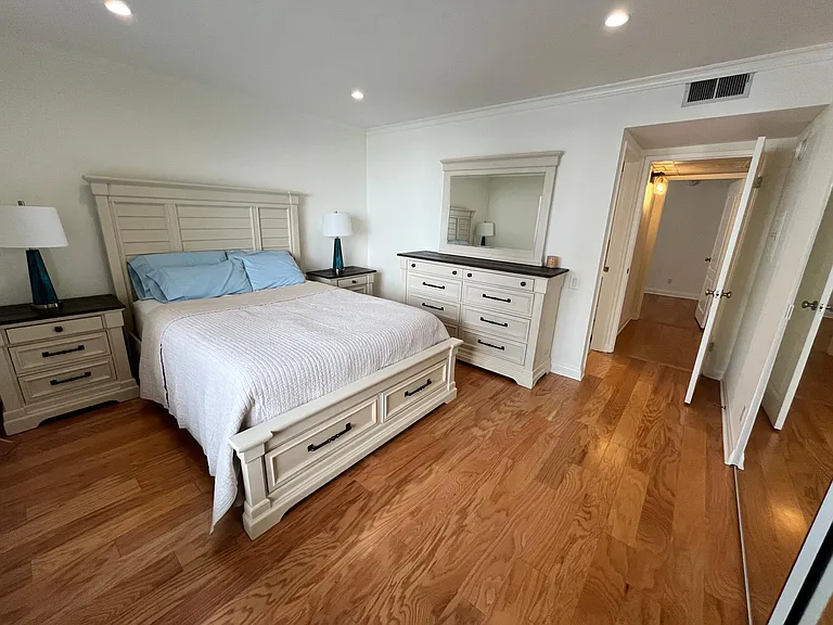 1910 Pelham Ave #4 — Photo 21