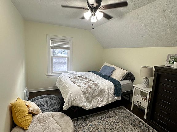 4th image of 1104 Sunset Dr