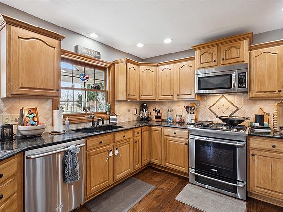 3rd image of 812 Foxbriar Ln