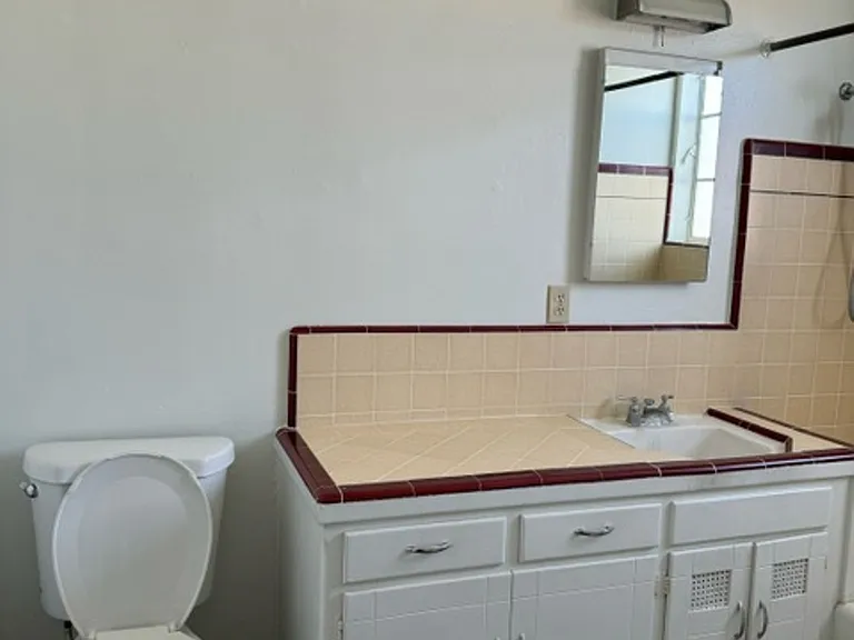 1257 N Van Ness Ave — Photo 15