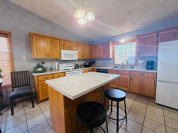 3rd image of 821 Aspen Cir