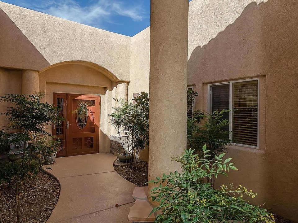 8201 Grape Arbor Ct-large-005-Courtyard-