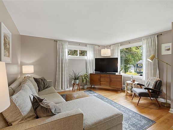 5th image of 708 Balsam St