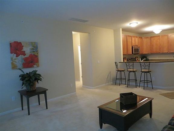 5th image of 932 W Summerfield Gln