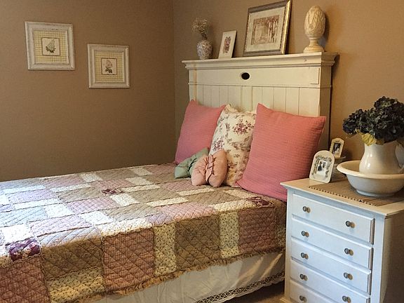 Pretty w/ fresh NEW carpet 