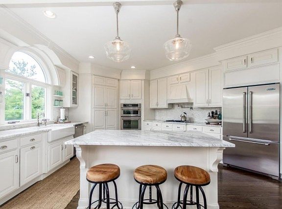 3rd image of 8016 Craginhall Ct