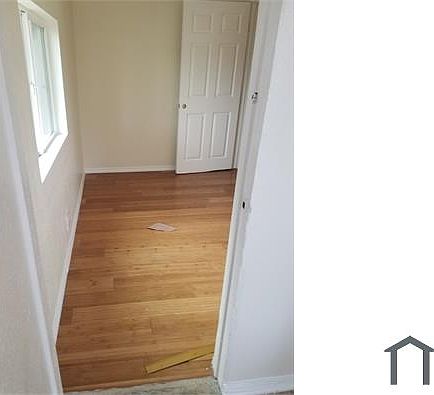 4th image of 844 E 111th Dr